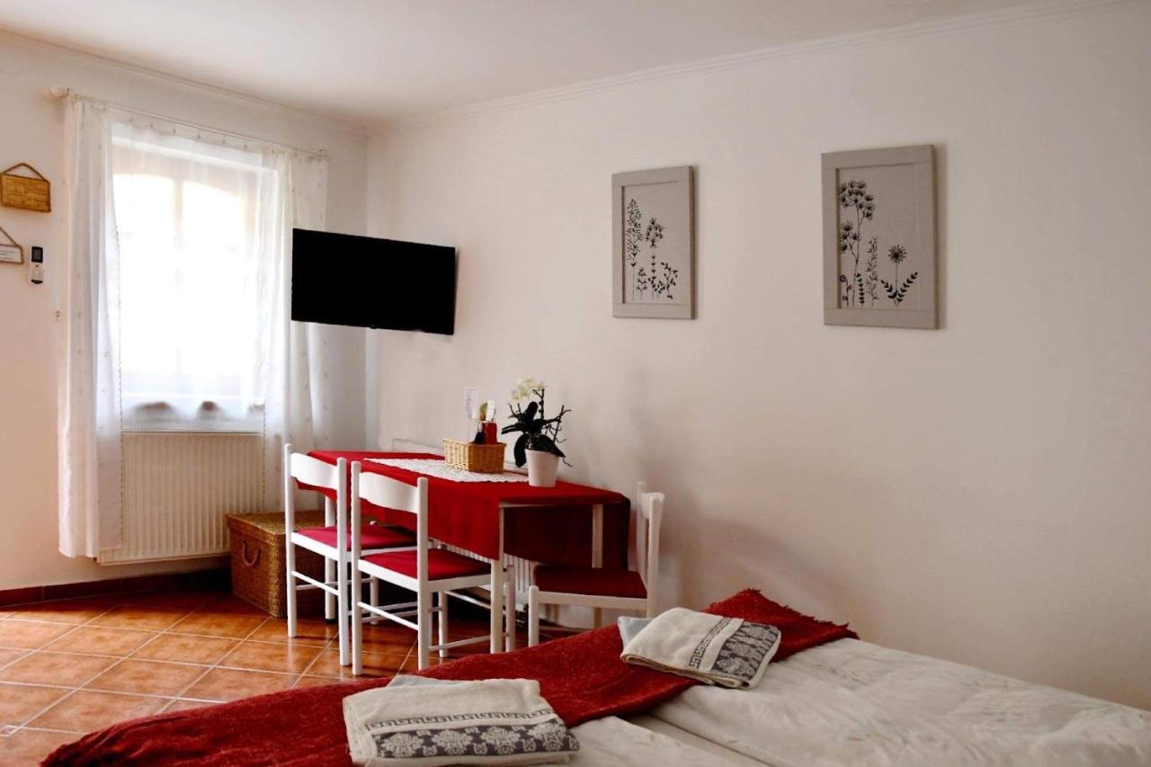Szentesi Panzio Bed & Breakfast Fertőrákos Bagian luar foto