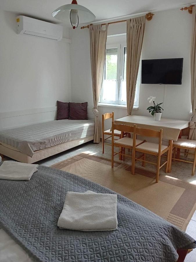 Szentesi Panzio Bed & Breakfast Fertőrákos Bagian luar foto