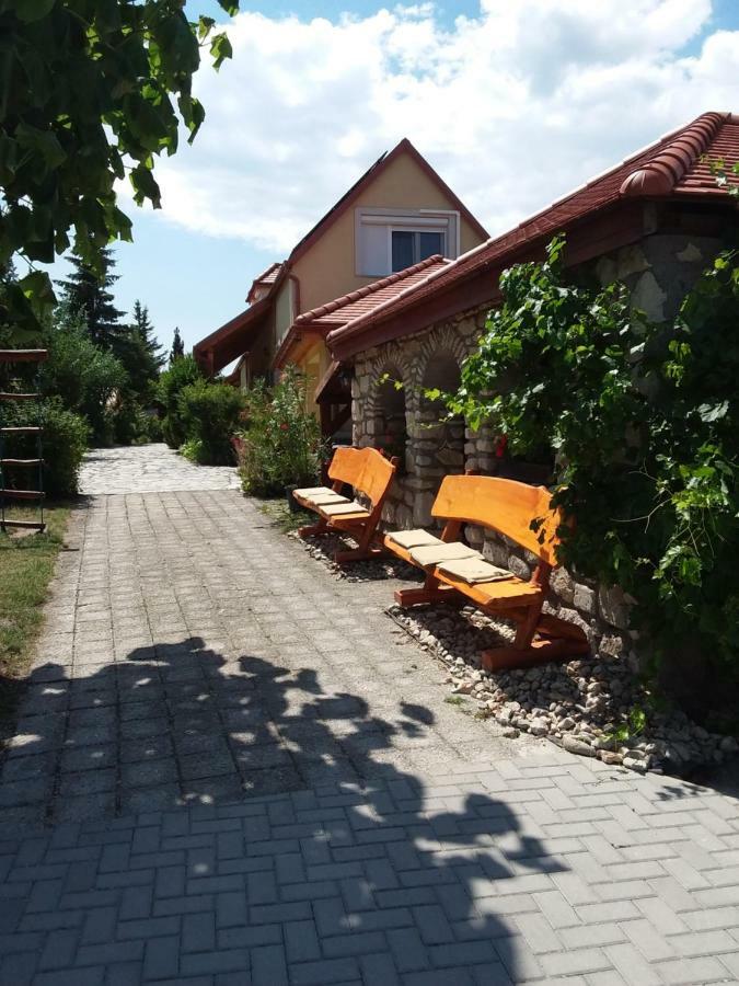 Szentesi Panzio Bed & Breakfast Fertőrákos Bagian luar foto