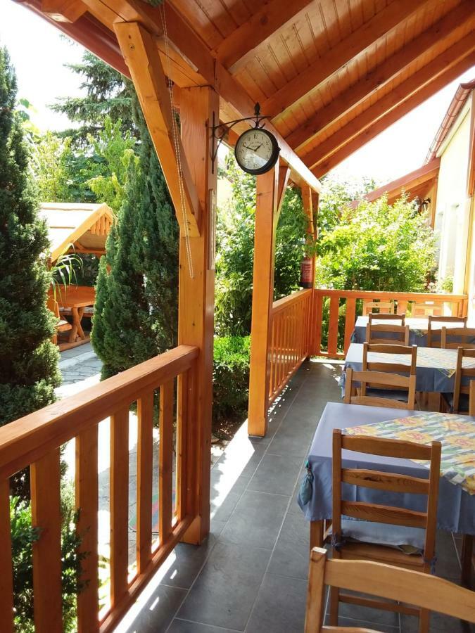 Szentesi Panzio Bed & Breakfast Fertőrákos Bagian luar foto