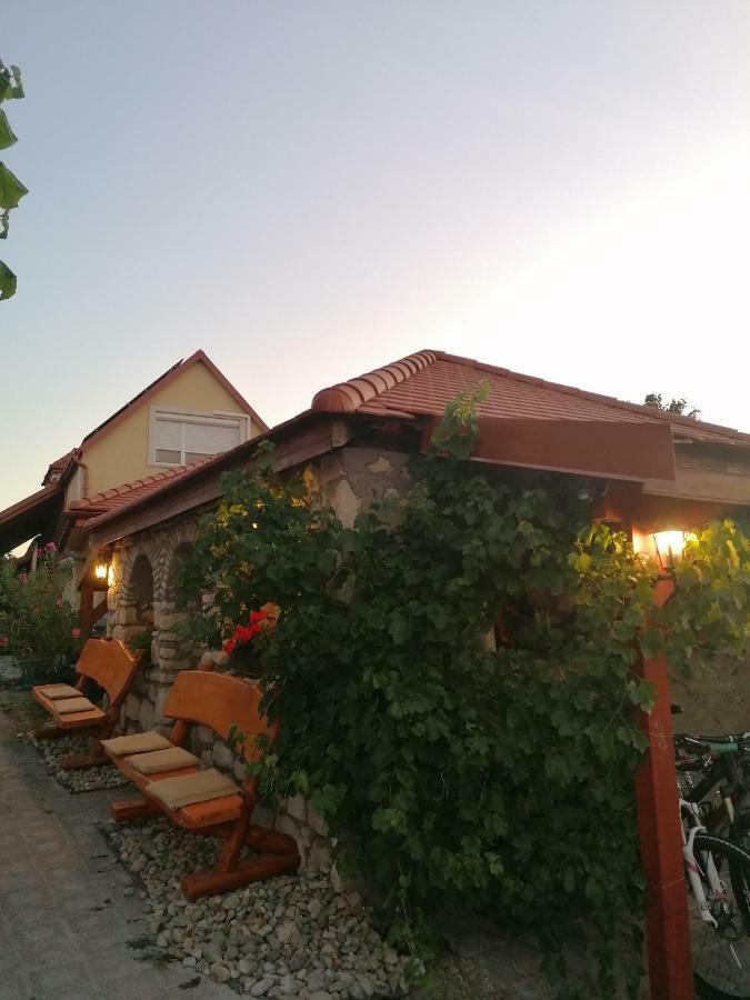 Szentesi Panzio Bed & Breakfast Fertőrákos Bagian luar foto